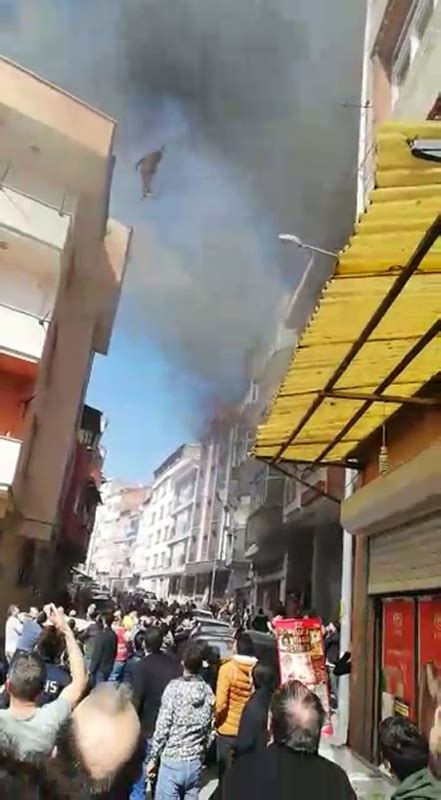 İ­s­t­a­n­b­u­l­­d­a­k­i­ ­f­a­b­r­i­k­a­d­a­ ­ç­ı­k­a­n­ ­y­a­n­g­ı­n­d­a­ ­c­a­n­ ­p­a­z­a­r­ı­ ­-­ ­Y­a­ş­a­m­ ­H­a­b­e­r­l­e­r­i­